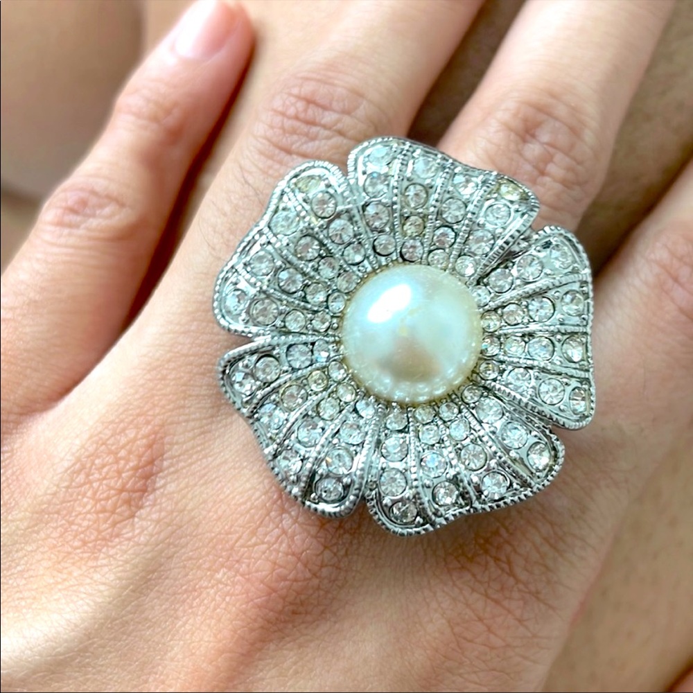 Beautiful one-size flower ring with Pearls